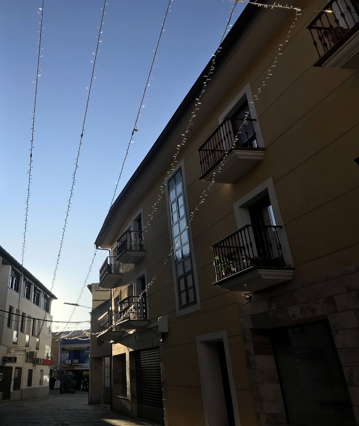 Alumbrado dispuesto en una de las calles que desembocan en la avenida Trujillo 
