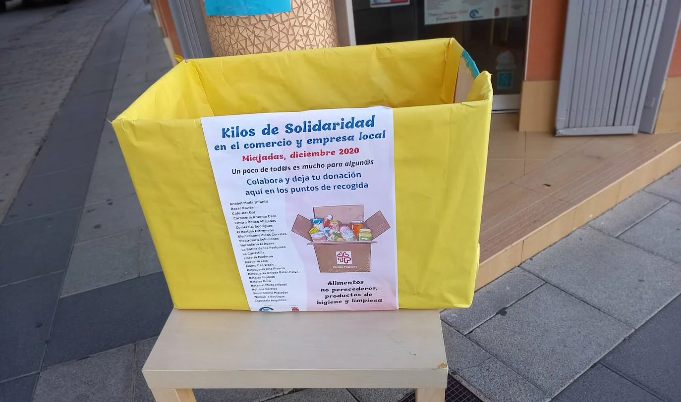 Caja solidaria ubicada en la puerta de la tienda 'La Canastilla' 