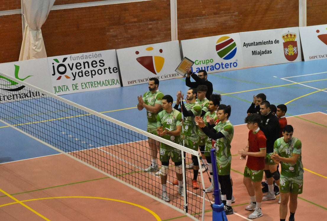 El Extremadura Grupo Laura Otero, que hasta ayer era líder invicto de su grupo de Superliga Masculina 2 de voleibol, perdió ambos honores ante el CD Badajoz Extremadura, que venció a los miajadeños 0-3. Su entrenador 'Friser' asegura que, aunque están tristes con la derrota, también tienen ilusión con los dos partidos que les quedan y que les permitan poder lograr el objetivo de clasificarse para la Copa Príncipe, puesto que el equipo ha trabajado muy duro durante toda la temporada y va a luchar. 