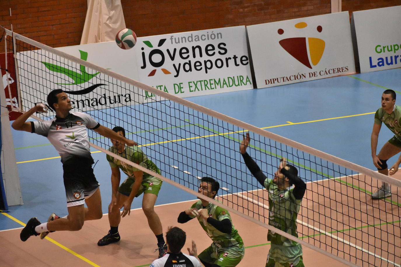 El Extremadura Grupo Laura Otero, que hasta ayer era líder invicto de su grupo de Superliga Masculina 2 de voleibol, perdió ambos honores ante el CD Badajoz Extremadura, que venció a los miajadeños 0-3. Su entrenador 'Friser' asegura que, aunque están tristes con la derrota, también tienen ilusión con los dos partidos que les quedan y que les permitan poder lograr el objetivo de clasificarse para la Copa Príncipe, puesto que el equipo ha trabajado muy duro durante toda la temporada y va a luchar. 