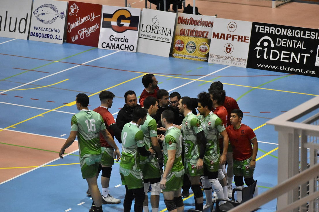 El Extremadura Grupo Laura Otero, que hasta ayer era líder invicto de su grupo de Superliga Masculina 2 de voleibol, perdió ambos honores ante el CD Badajoz Extremadura, que venció a los miajadeños 0-3. Su entrenador 'Friser' asegura que, aunque están tristes con la derrota, también tienen ilusión con los dos partidos que les quedan y que les permitan poder lograr el objetivo de clasificarse para la Copa Príncipe, puesto que el equipo ha trabajado muy duro durante toda la temporada y va a luchar. 