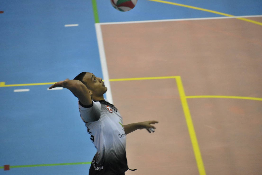 El Extremadura Grupo Laura Otero, que hasta ayer era líder invicto de su grupo de Superliga Masculina 2 de voleibol, perdió ambos honores ante el CD Badajoz Extremadura, que venció a los miajadeños 0-3. Su entrenador 'Friser' asegura que, aunque están tristes con la derrota, también tienen ilusión con los dos partidos que les quedan y que les permitan poder lograr el objetivo de clasificarse para la Copa Príncipe, puesto que el equipo ha trabajado muy duro durante toda la temporada y va a luchar. 