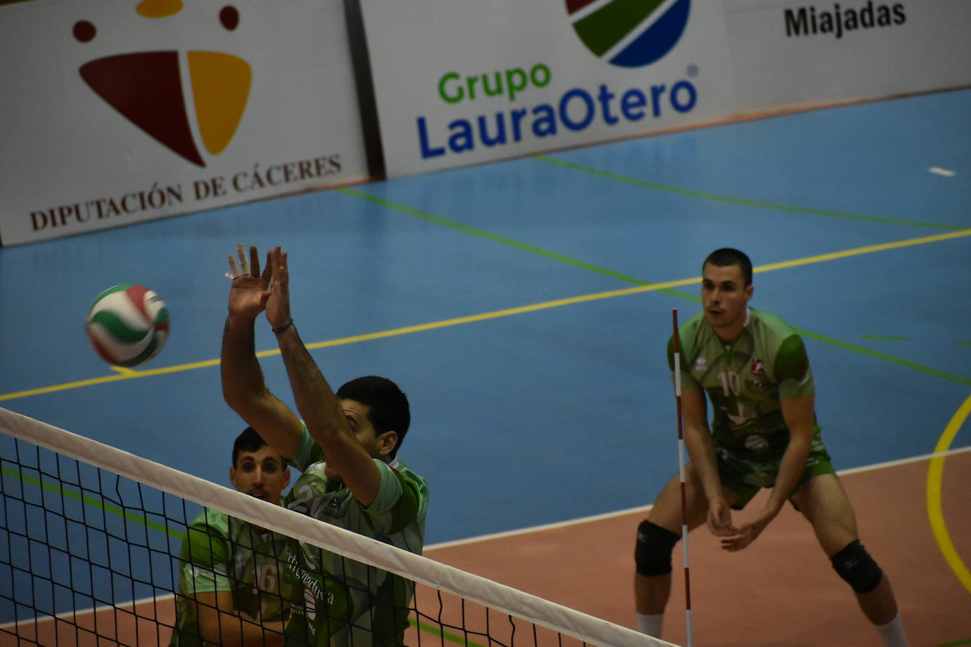 El Extremadura Grupo Laura Otero, que hasta ayer era líder invicto de su grupo de Superliga Masculina 2 de voleibol, perdió ambos honores ante el CD Badajoz Extremadura, que venció a los miajadeños 0-3. Su entrenador 'Friser' asegura que, aunque están tristes con la derrota, también tienen ilusión con los dos partidos que les quedan y que les permitan poder lograr el objetivo de clasificarse para la Copa Príncipe, puesto que el equipo ha trabajado muy duro durante toda la temporada y va a luchar. 