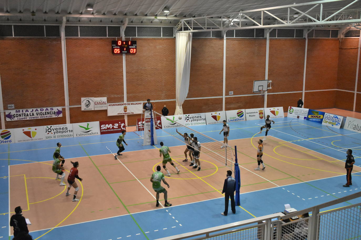 El Extremadura Grupo Laura Otero, que hasta ayer era líder invicto de su grupo de Superliga Masculina 2 de voleibol, perdió ambos honores ante el CD Badajoz Extremadura, que venció a los miajadeños 0-3. Su entrenador 'Friser' asegura que, aunque están tristes con la derrota, también tienen ilusión con los dos partidos que les quedan y que les permitan poder lograr el objetivo de clasificarse para la Copa Príncipe, puesto que el equipo ha trabajado muy duro durante toda la temporada y va a luchar. 