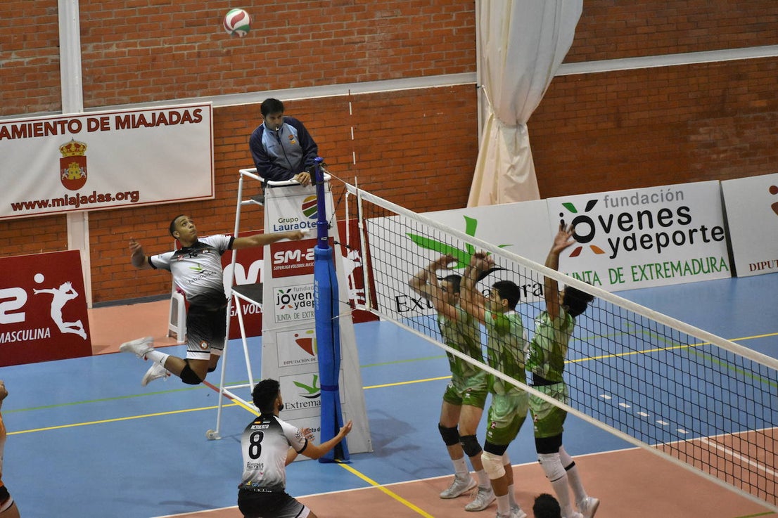 El Extremadura Grupo Laura Otero, que hasta ayer era líder invicto de su grupo de Superliga Masculina 2 de voleibol, perdió ambos honores ante el CD Badajoz Extremadura, que venció a los miajadeños 0-3. Su entrenador 'Friser' asegura que, aunque están tristes con la derrota, también tienen ilusión con los dos partidos que les quedan y que les permitan poder lograr el objetivo de clasificarse para la Copa Príncipe, puesto que el equipo ha trabajado muy duro durante toda la temporada y va a luchar. 