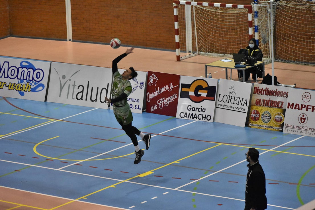 El Extremadura Grupo Laura Otero, que hasta ayer era líder invicto de su grupo de Superliga Masculina 2 de voleibol, perdió ambos honores ante el CD Badajoz Extremadura, que venció a los miajadeños 0-3. Su entrenador 'Friser' asegura que, aunque están tristes con la derrota, también tienen ilusión con los dos partidos que les quedan y que les permitan poder lograr el objetivo de clasificarse para la Copa Príncipe, puesto que el equipo ha trabajado muy duro durante toda la temporada y va a luchar. 