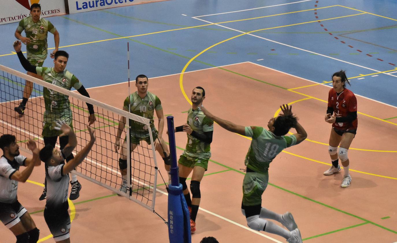 El Extremadura Grupo Laura Otero, que hasta ayer era líder invicto de su grupo de Superliga Masculina 2 de voleibol, perdió ambos honores ante el CD Badajoz Extremadura, que venció a los miajadeños 0-3. Su entrenador 'Friser' asegura que, aunque están tristes con la derrota, también tienen ilusión con los dos partidos que les quedan y que les permitan poder lograr el objetivo de clasificarse para la Copa Príncipe, puesto que el equipo ha trabajado muy duro durante toda la temporada y va a luchar. 