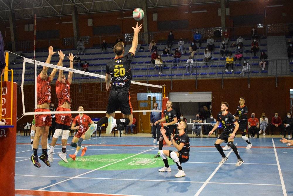 Los canarios ganaron el primer set, y los miajadeños se hicieron con el segundo, tercer y cuarto set 