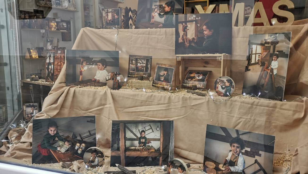 El escaparate de 'Cosme Fotos' rememora uno de los cuentos más famosos y mágicos, como es 'Pinocho' 