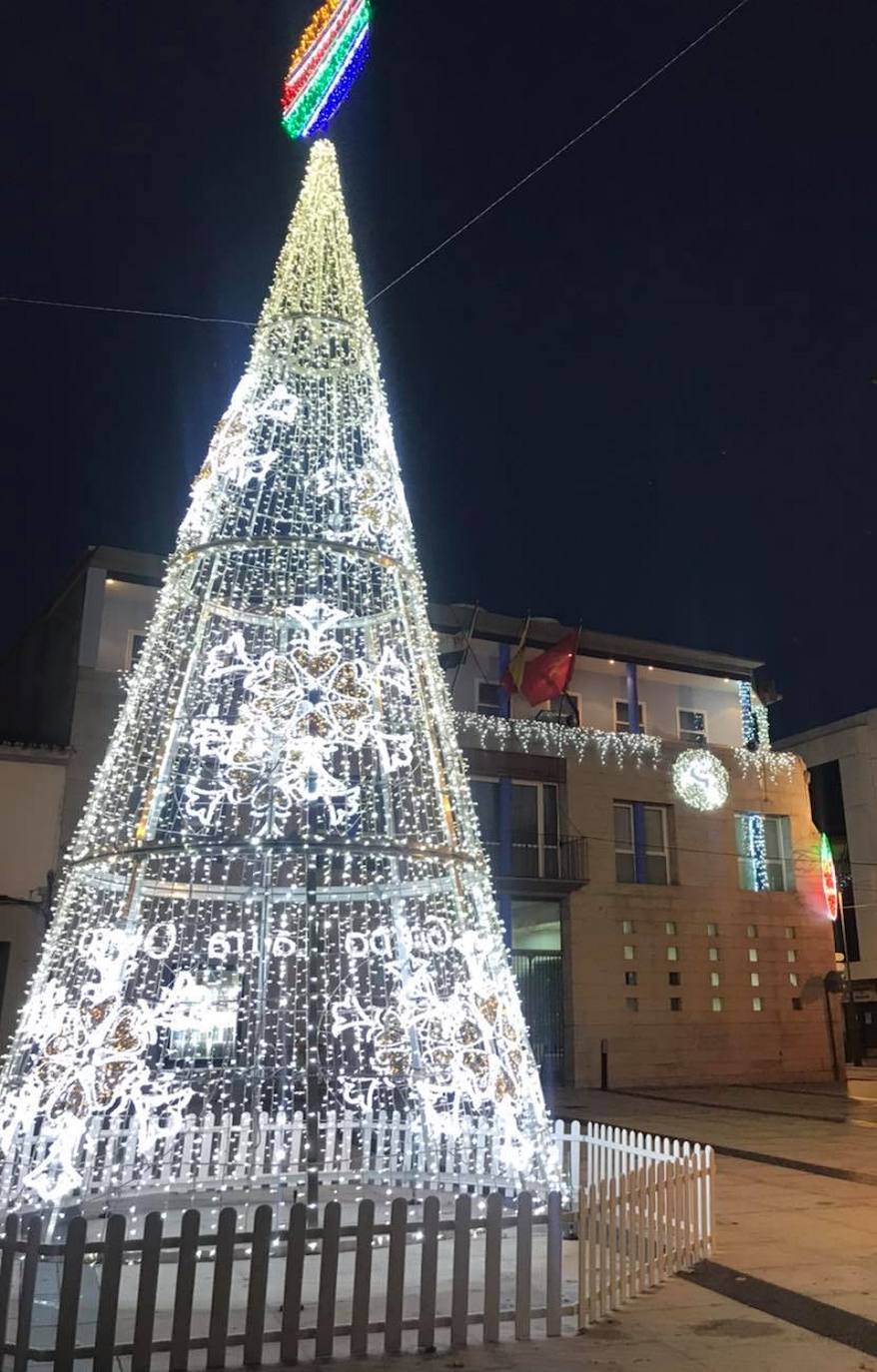 Durante estas fechas Miajadas alumbra sus calles con la esperanza de la Navidad. Aunque el frío y la situación sanitaria cohíben un poco, lo cierto es que tanto miajadeños como visitantes disfrutan del alumbrado navideño en un año difícil y unas festividades que se presentan cuanto menos raras. Sin embargo, las luces navideñas siempre dan un toque especial, y pasear contemplándolas es una tradición, de las pocas que la Covid-19 no nos ha podido arrebatar. 