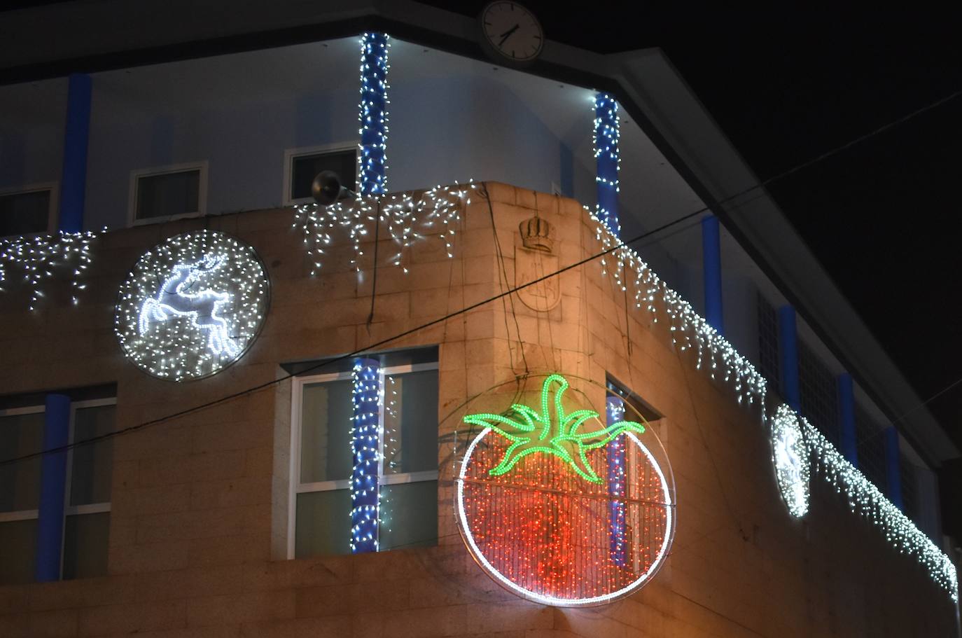 Durante estas fechas Miajadas alumbra sus calles con la esperanza de la Navidad. Aunque el frío y la situación sanitaria cohíben un poco, lo cierto es que tanto miajadeños como visitantes disfrutan del alumbrado navideño en un año difícil y unas festividades que se presentan cuanto menos raras. Sin embargo, las luces navideñas siempre dan un toque especial, y pasear contemplándolas es una tradición, de las pocas que la Covid-19 no nos ha podido arrebatar. 
