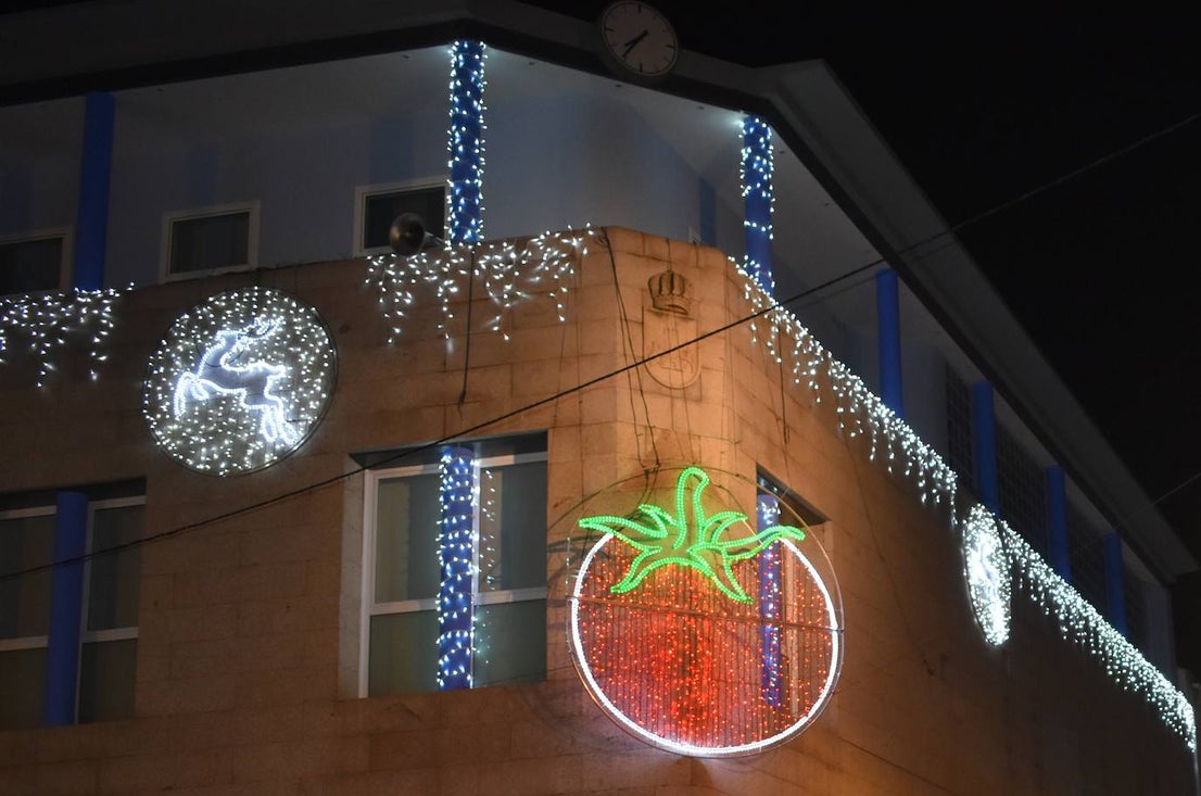 Durante estas fechas Miajadas alumbra sus calles con la esperanza de la Navidad. Aunque el frío y la situación sanitaria cohíben un poco, lo cierto es que tanto miajadeños como visitantes disfrutan del alumbrado navideño en un año difícil y unas festividades que se presentan cuanto menos raras. Sin embargo, las luces navideñas siempre dan un toque especial, y pasear contemplándolas es una tradición, de las pocas que la Covid-19 no nos ha podido arrebatar. 