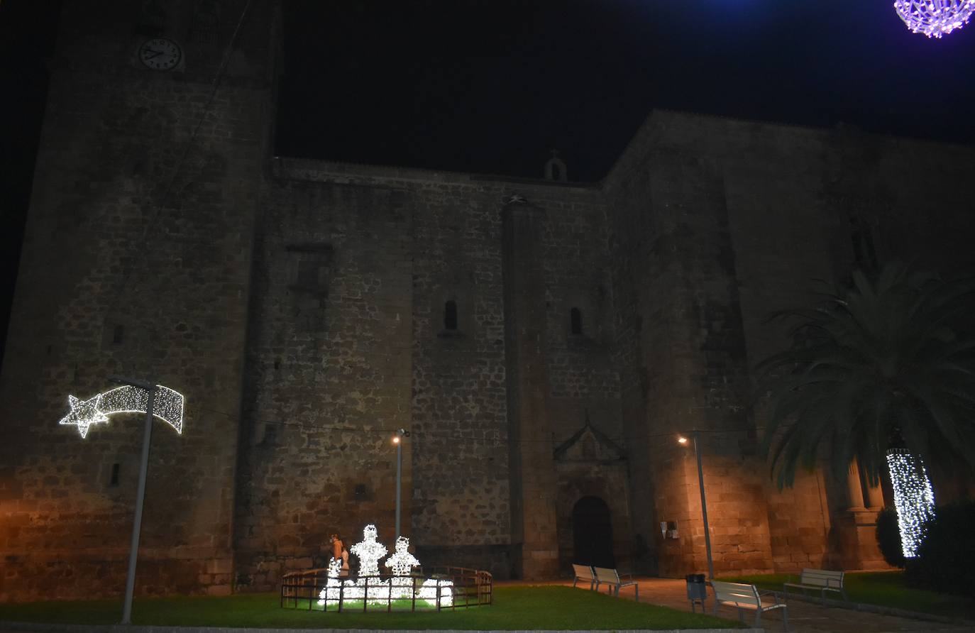 Durante estas fechas Miajadas alumbra sus calles con la esperanza de la Navidad. Aunque el frío y la situación sanitaria cohíben un poco, lo cierto es que tanto miajadeños como visitantes disfrutan del alumbrado navideño en un año difícil y unas festividades que se presentan cuanto menos raras. Sin embargo, las luces navideñas siempre dan un toque especial, y pasear contemplándolas es una tradición, de las pocas que la Covid-19 no nos ha podido arrebatar. 