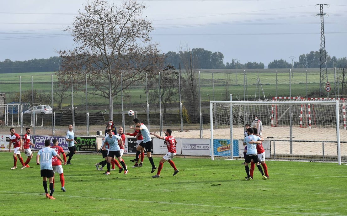 El Miajadas se reafirma como tercero de grupo tras el partido disputado ante el Trujillo, en el que, aunque Bryan aventajaba el marcador para los trujillanos, Edu Salles se encargó de igualar el partido para sentenciarlo en el 93, consiguiendo la victoria miajadeña a 2-1. 