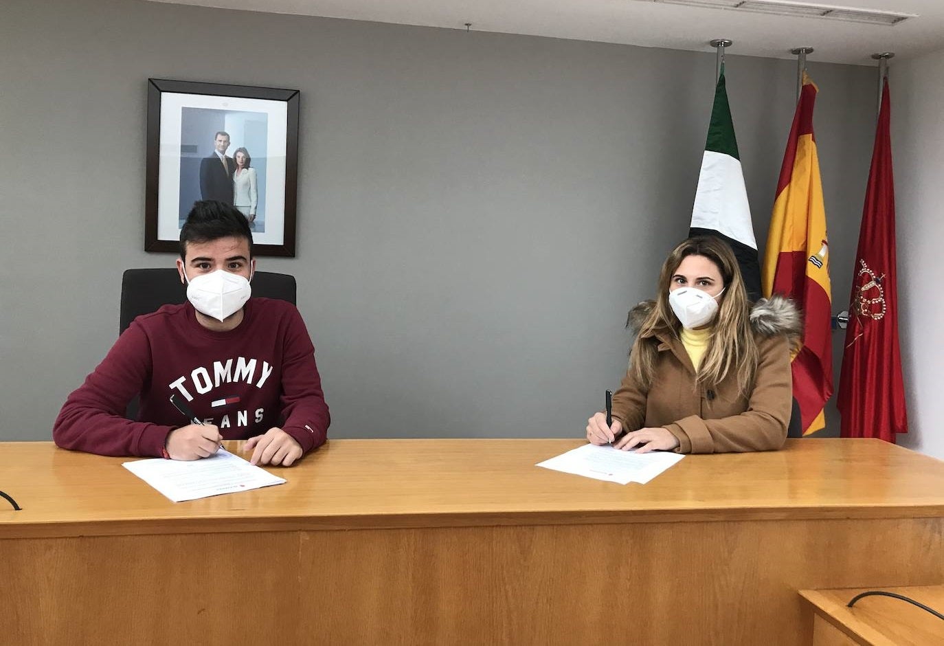 Firma entre Jesús Sánchez y María Barbero, presidenta de A.D. Salvamento y Socorrismo Miajadas 