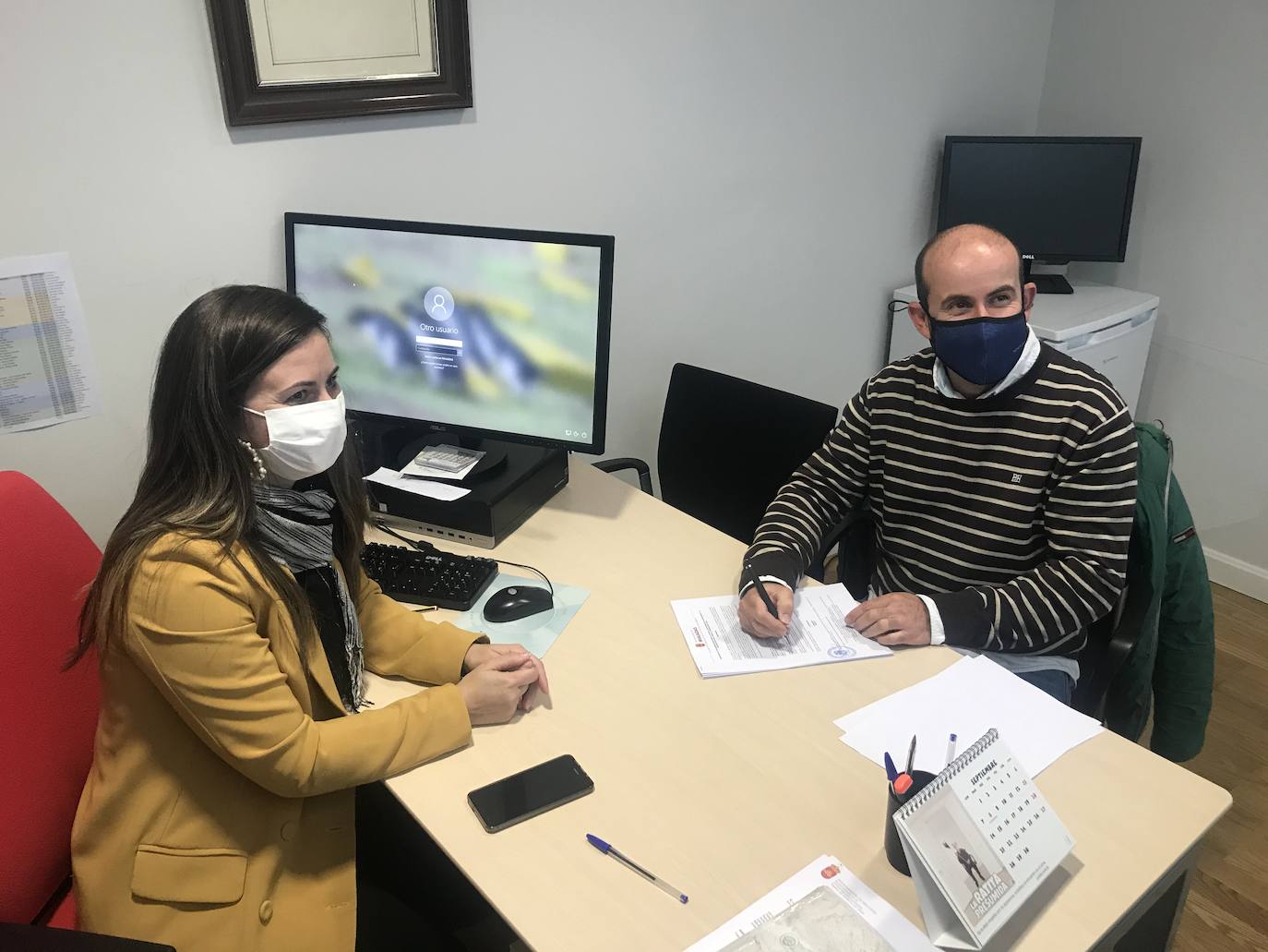 Firma de colaboración entre Isabel Ruiz y AMAT 