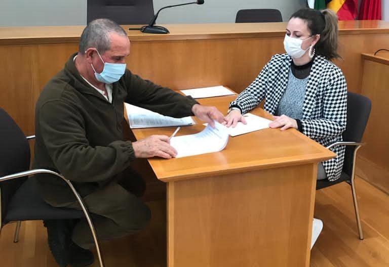 Convenio entre la Asociación de Amigos del Pueblo Saharaui e Isabel Ruiz, concejala de Bienestar Social, Solidaridad e Integración 