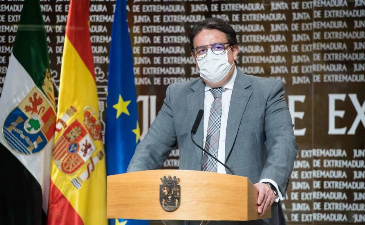 El consejero de Sanidad, José María Vergeles, durante la rueda de prensa de ayer 