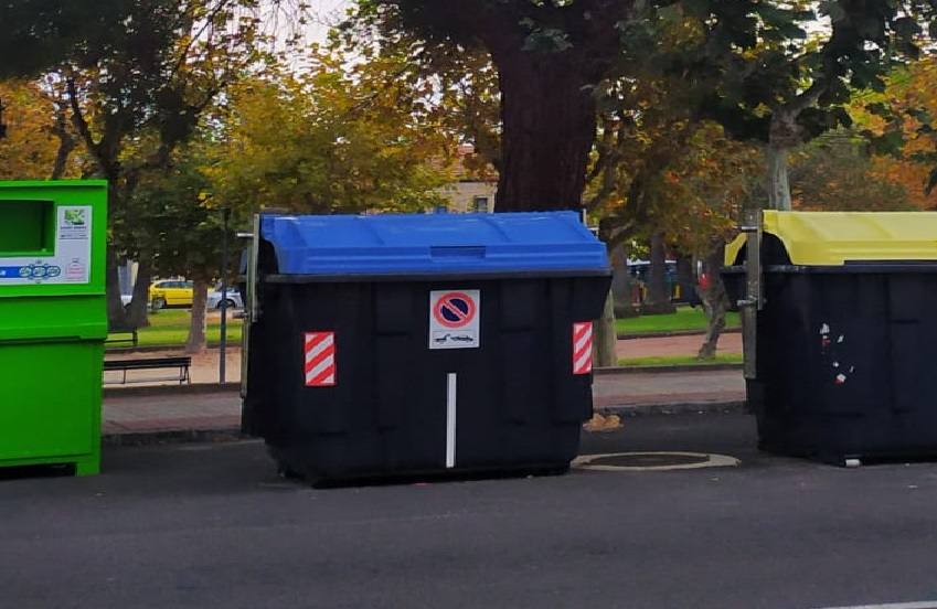 Contenedor azul situado frente al Parque de los Mártires en Miajadas 