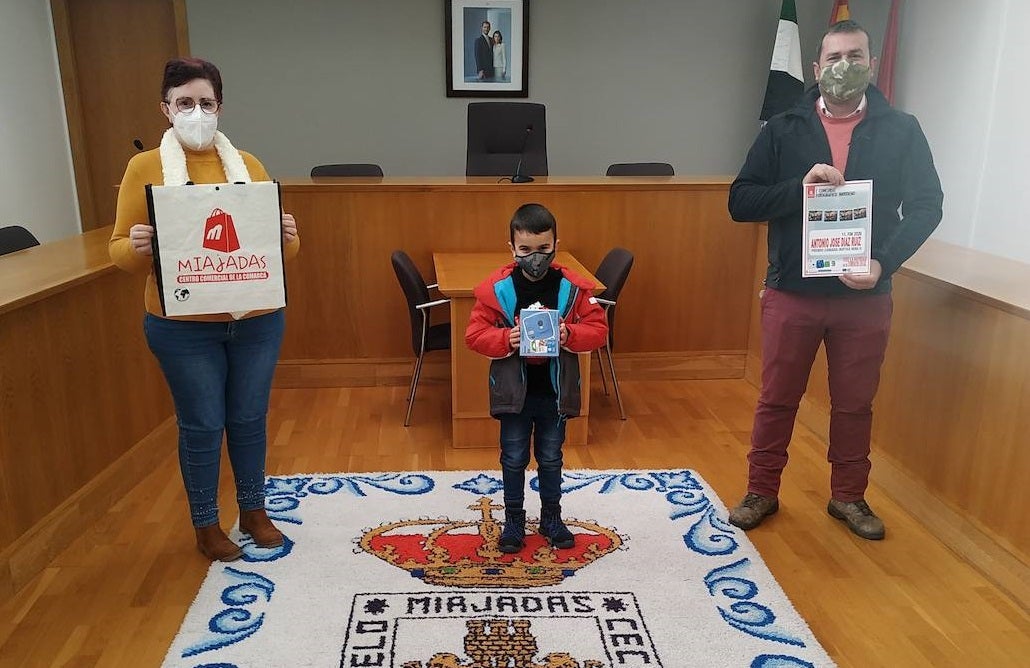 Los ganadores del I Concurso fotográfico navideño del comercio reciben su cámara