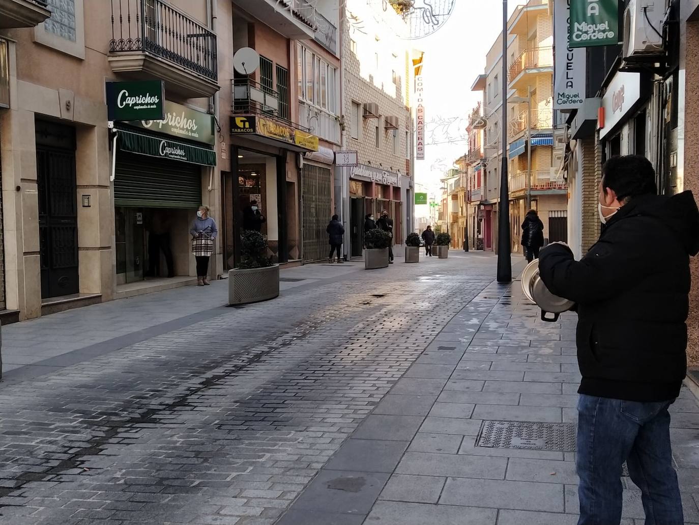 Primera cacerolada de los empresarios en la avenida Trujillo de Miajadas 