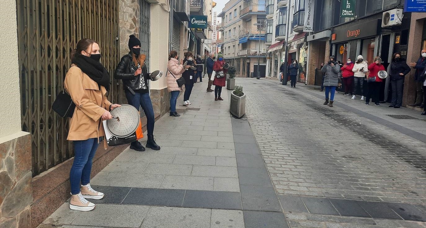 Empresarios manifestándose en la avenida Trujillo de Miajadas contra el cierre de sus negocios 