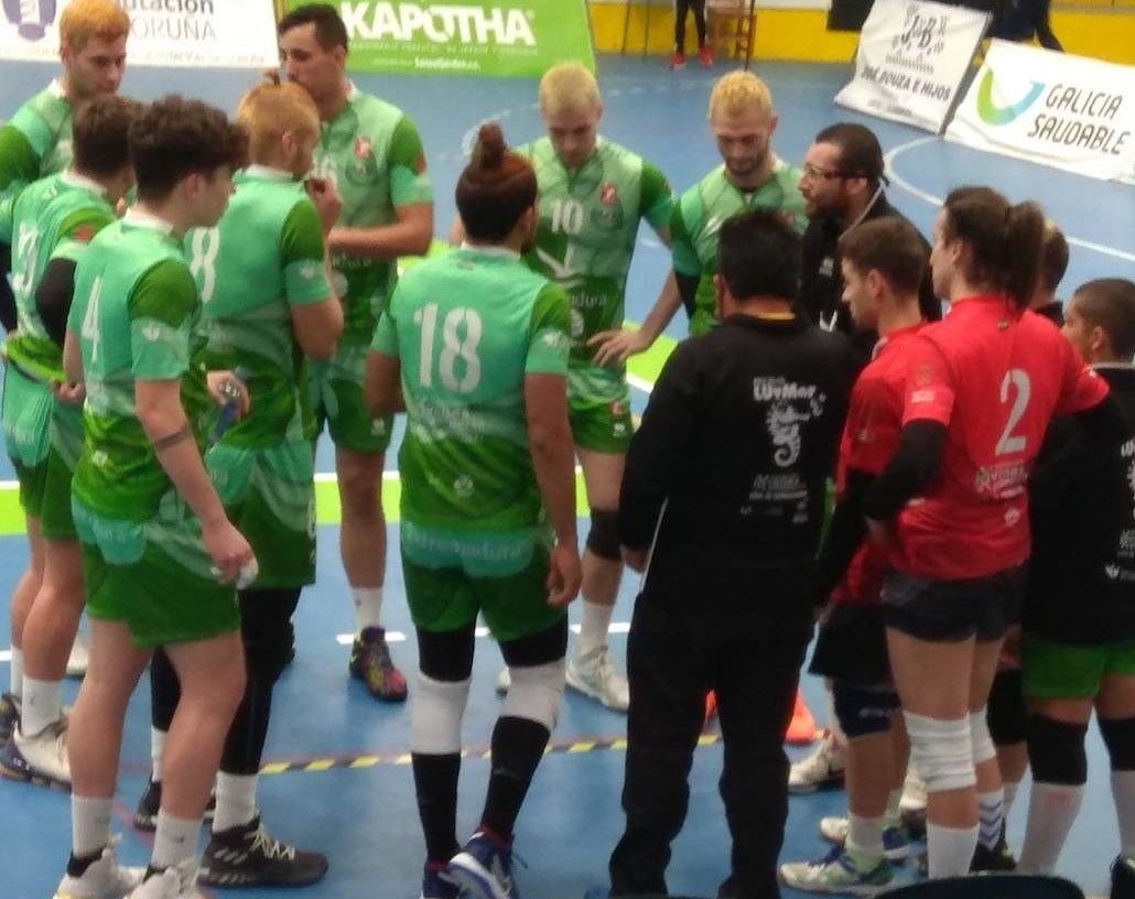 Friser daba indicaciones a sus jugadores en un tiempo muerto 