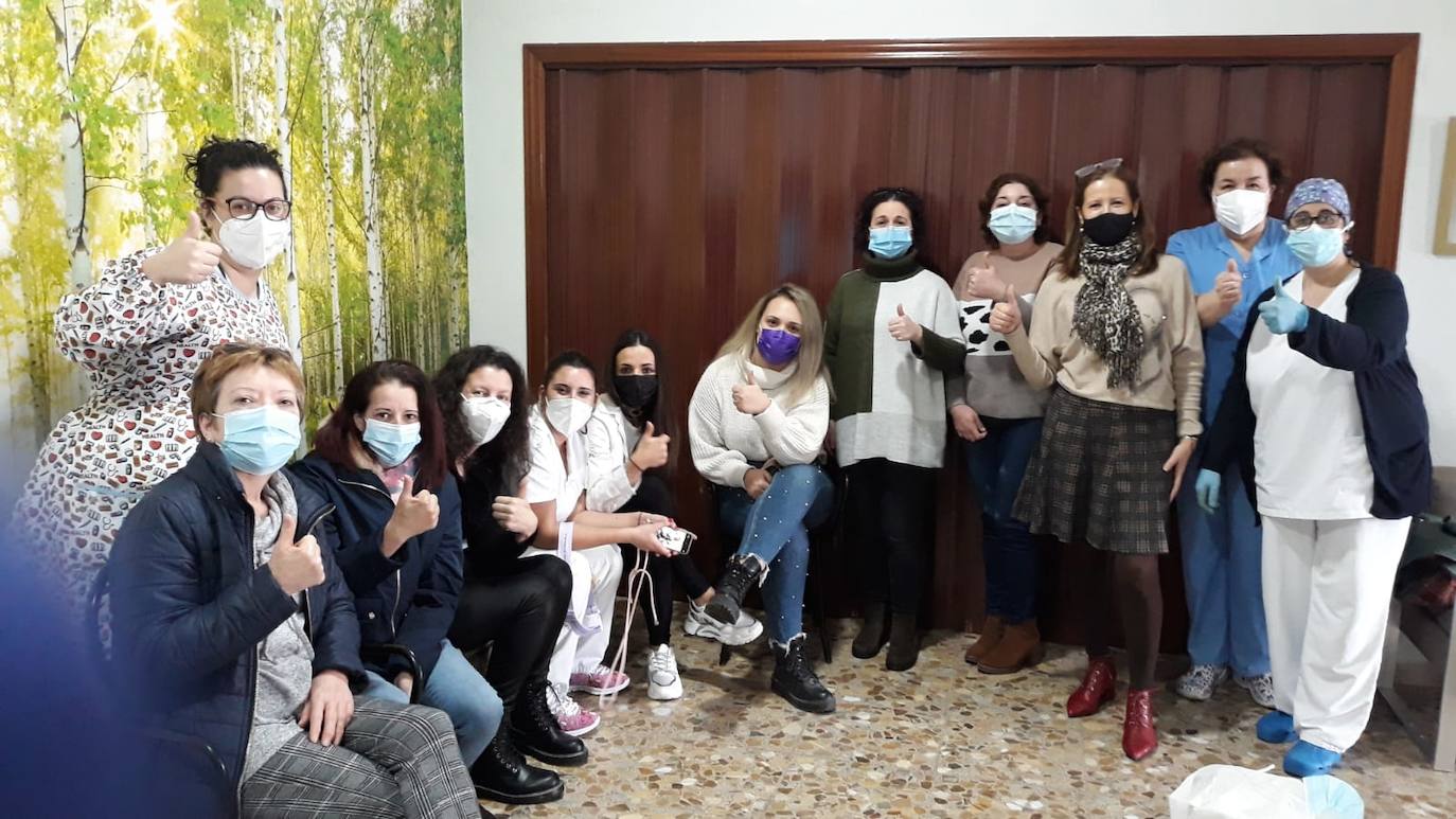 Las residencias de mayores San Martín de Porres y Novoger, junto con los pisos tutelados de Miajadas, han recibido hoy, por fin, las primeras vacunas contra la Covid-19. Un rayo de luz tras diez meses de oscuridad. ESPERANZA 