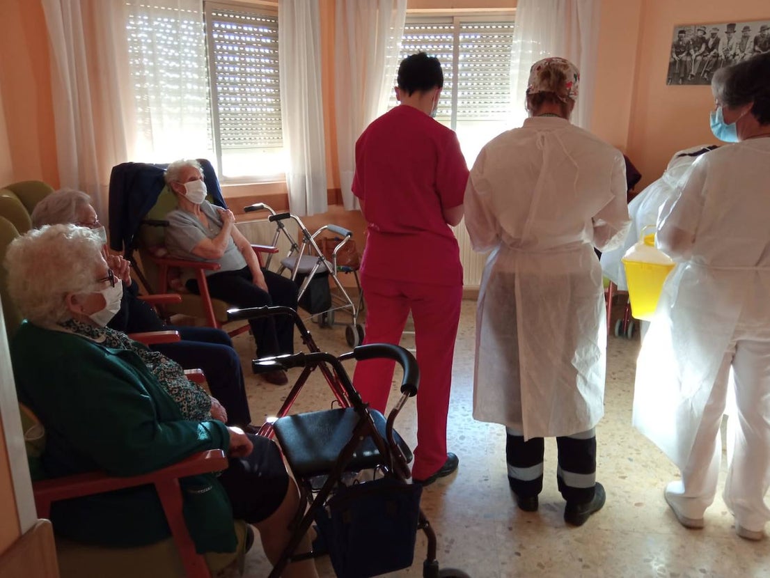 Las residencias de mayores San Martín de Porres y Novoger, junto con los pisos tutelados de Miajadas, han recibido hoy, por fin, las primeras vacunas contra la Covid-19. Un rayo de luz tras diez meses de oscuridad. ESPERANZA 