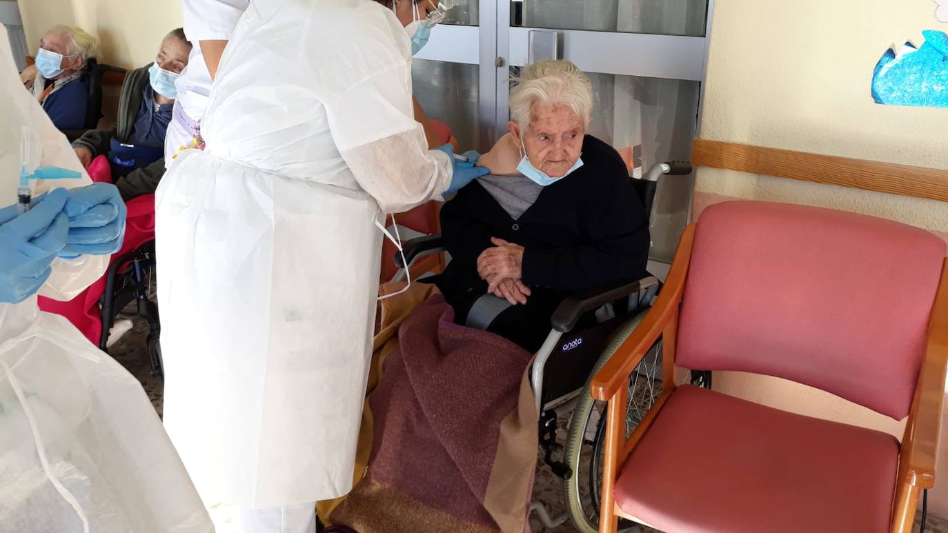 El equipo médico pone la vacuna a una de las mayores de Novoger 