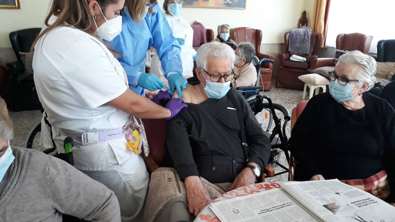 Uno de los residentes de Novoger recibe la vacuna