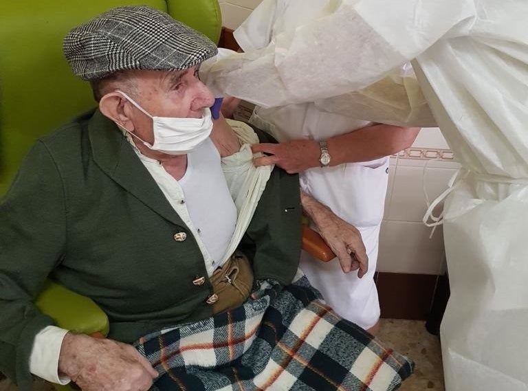 Vacunación a uno de los mayores de la residencia San Martín de Porres 