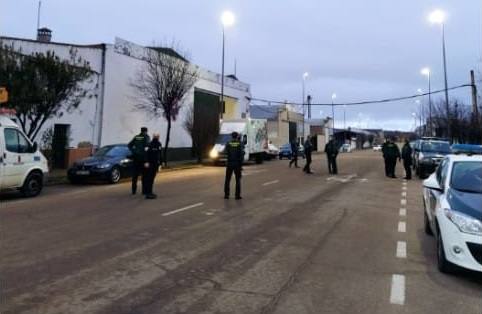 Agentes de la Guardia Civil y Policía Local en el polígono industrial 1º de mayo de Miajadas 