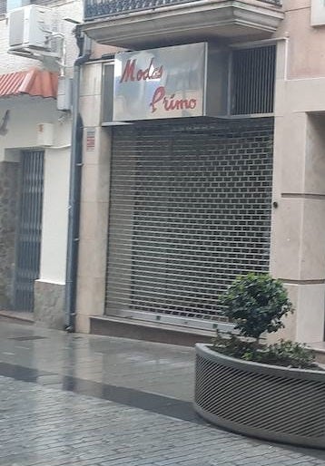 Comerciantes y hosteleros de Miajadas, tanto empresarios como sus trabajadores, continúan luchando por sus derechos, puesto que ambos sectores se han visto directamente afectados por la situación sanitaria de la Covid-19, que ha llevado al cierre de los negocios considerados 'no esenciales' para intentar controlar los contagios. Algunos incluso se han visto obligados a cerrar definitivamente. Cada día, desde el pasado 7 de enero, profesionales y vecinos realizan caceroladas a las 12 del mediodía como protesta ante esta situación. El pasado 19 de enero llevaron a cabo la primera caravana reivindicativa 'Ingresos 0 Impuestos 0', repitiéndola este martes 2 de febrero. Aunque el comercio menor de 400 metros cuadrados y el mercadillo ambulante pueden abrir desde el 29 de enero en horario y aforo limitado, lo cierto es que la hostelería continúa cerrada, así como los establecimientos que no cumplen las condiciones establecidas. Por ello, la Asociación de Comerciantes y Empresarios de Miajadas y Comarca continúa su lucha, defendiendo que ellos no son culpables. 
