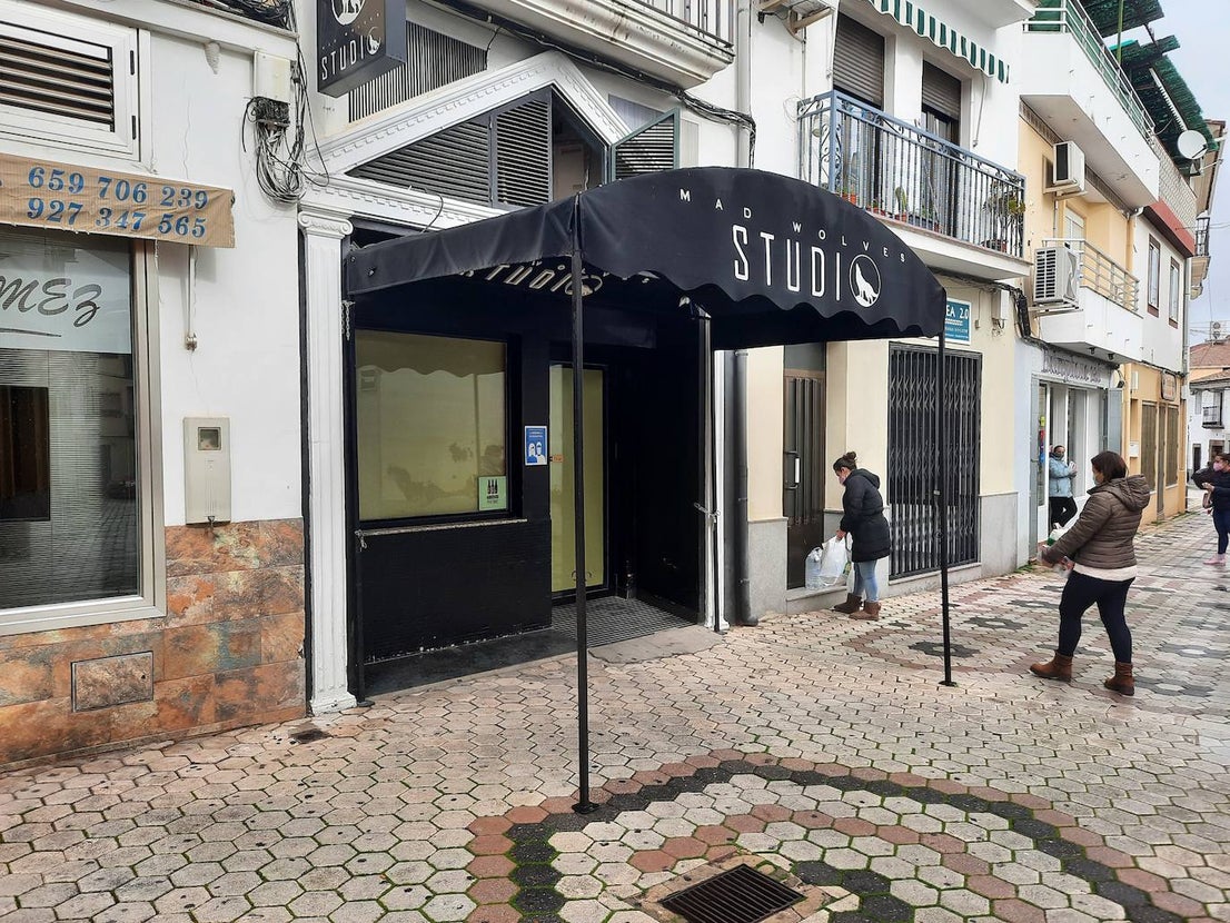 Comerciantes y hosteleros de Miajadas, tanto empresarios como sus trabajadores, continúan luchando por sus derechos, puesto que ambos sectores se han visto directamente afectados por la situación sanitaria de la Covid-19, que ha llevado al cierre de los negocios considerados 'no esenciales' para intentar controlar los contagios. Algunos incluso se han visto obligados a cerrar definitivamente. Cada día, desde el pasado 7 de enero, profesionales y vecinos realizan caceroladas a las 12 del mediodía como protesta ante esta situación. El pasado 19 de enero llevaron a cabo la primera caravana reivindicativa 'Ingresos 0 Impuestos 0', repitiéndola este martes 2 de febrero. Aunque el comercio menor de 400 metros cuadrados y el mercadillo ambulante pueden abrir desde el 29 de enero en horario y aforo limitado, lo cierto es que la hostelería continúa cerrada, así como los establecimientos que no cumplen las condiciones establecidas. Por ello, la Asociación de Comerciantes y Empresarios de Miajadas y Comarca continúa su lucha, defendiendo que ellos no son culpables. 