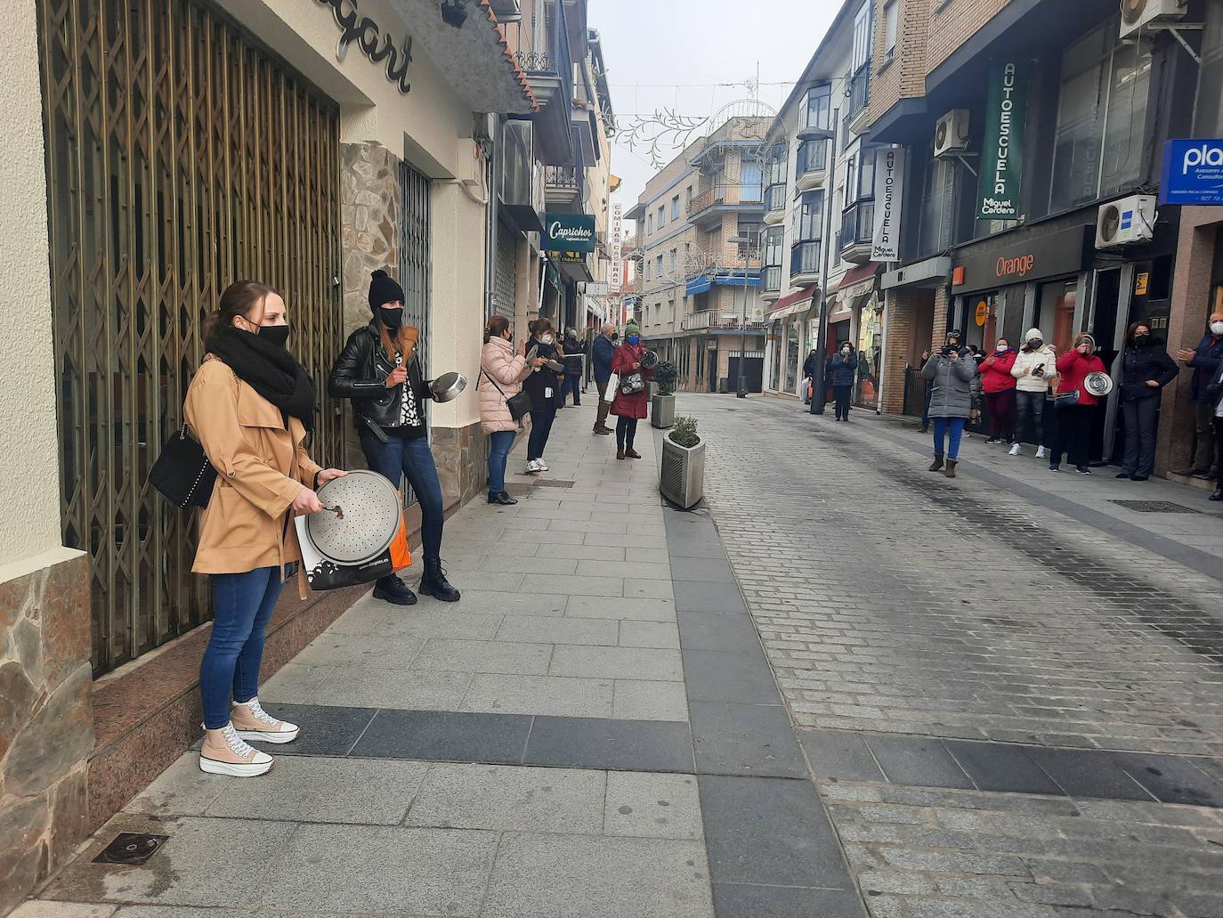 Comerciantes y hosteleros de Miajadas, tanto empresarios como sus trabajadores, continúan luchando por sus derechos, puesto que ambos sectores se han visto directamente afectados por la situación sanitaria de la Covid-19, que ha llevado al cierre de los negocios considerados 'no esenciales' para intentar controlar los contagios. Algunos incluso se han visto obligados a cerrar definitivamente. Cada día, desde el pasado 7 de enero, profesionales y vecinos realizan caceroladas a las 12 del mediodía como protesta ante esta situación. El pasado 19 de enero llevaron a cabo la primera caravana reivindicativa 'Ingresos 0 Impuestos 0', repitiéndola este martes 2 de febrero. Aunque el comercio menor de 400 metros cuadrados y el mercadillo ambulante pueden abrir desde el 29 de enero en horario y aforo limitado, lo cierto es que la hostelería continúa cerrada, así como los establecimientos que no cumplen las condiciones establecidas. Por ello, la Asociación de Comerciantes y Empresarios de Miajadas y Comarca continúa su lucha, defendiendo que ellos no son culpables. 