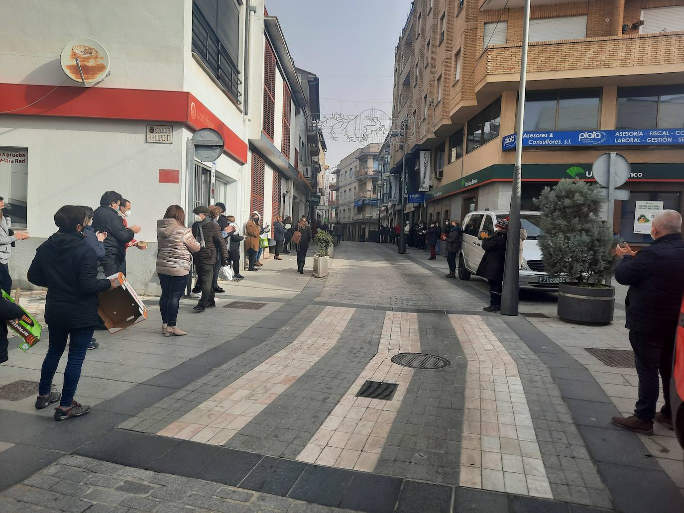 Comerciantes y hosteleros de Miajadas, tanto empresarios como sus trabajadores, continúan luchando por sus derechos, puesto que ambos sectores se han visto directamente afectados por la situación sanitaria de la Covid-19, que ha llevado al cierre de los negocios considerados 'no esenciales' para intentar controlar los contagios. Algunos incluso se han visto obligados a cerrar definitivamente. Cada día, desde el pasado 7 de enero, profesionales y vecinos realizan caceroladas a las 12 del mediodía como protesta ante esta situación. El pasado 19 de enero llevaron a cabo la primera caravana reivindicativa 'Ingresos 0 Impuestos 0', repitiéndola este martes 2 de febrero. Aunque el comercio menor de 400 metros cuadrados y el mercadillo ambulante pueden abrir desde el 29 de enero en horario y aforo limitado, lo cierto es que la hostelería continúa cerrada, así como los establecimientos que no cumplen las condiciones establecidas. Por ello, la Asociación de Comerciantes y Empresarios de Miajadas y Comarca continúa su lucha, defendiendo que ellos no son culpables. 