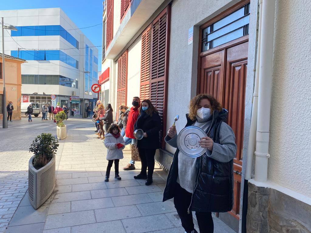 Comerciantes y hosteleros de Miajadas, tanto empresarios como sus trabajadores, continúan luchando por sus derechos, puesto que ambos sectores se han visto directamente afectados por la situación sanitaria de la Covid-19, que ha llevado al cierre de los negocios considerados 'no esenciales' para intentar controlar los contagios. Algunos incluso se han visto obligados a cerrar definitivamente. Cada día, desde el pasado 7 de enero, profesionales y vecinos realizan caceroladas a las 12 del mediodía como protesta ante esta situación. El pasado 19 de enero llevaron a cabo la primera caravana reivindicativa 'Ingresos 0 Impuestos 0', repitiéndola este martes 2 de febrero. Aunque el comercio menor de 400 metros cuadrados y el mercadillo ambulante pueden abrir desde el 29 de enero en horario y aforo limitado, lo cierto es que la hostelería continúa cerrada, así como los establecimientos que no cumplen las condiciones establecidas. Por ello, la Asociación de Comerciantes y Empresarios de Miajadas y Comarca continúa su lucha, defendiendo que ellos no son culpables. 