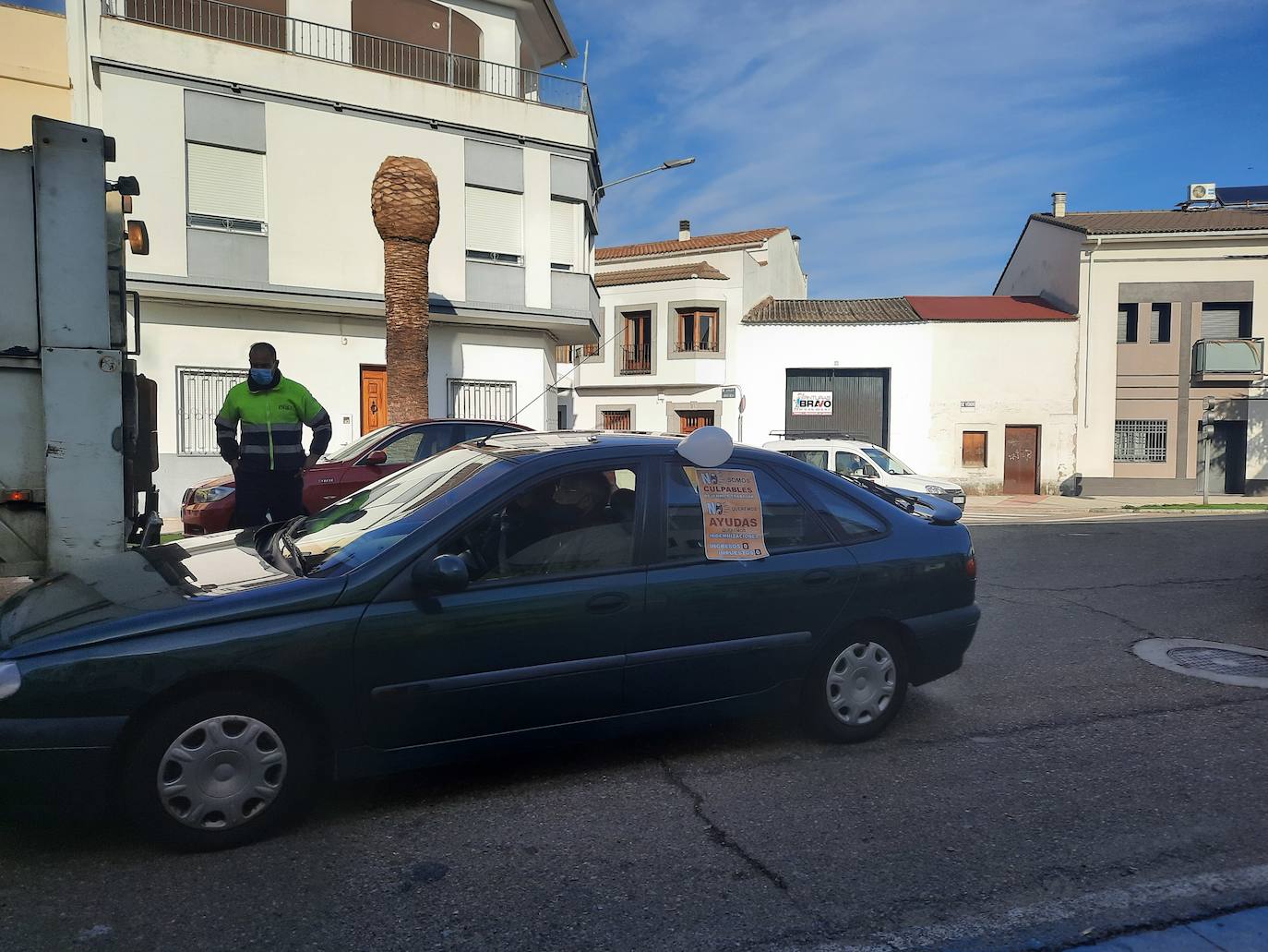 Comerciantes y hosteleros de Miajadas, tanto empresarios como sus trabajadores, continúan luchando por sus derechos, puesto que ambos sectores se han visto directamente afectados por la situación sanitaria de la Covid-19, que ha llevado al cierre de los negocios considerados 'no esenciales' para intentar controlar los contagios. Algunos incluso se han visto obligados a cerrar definitivamente. Cada día, desde el pasado 7 de enero, profesionales y vecinos realizan caceroladas a las 12 del mediodía como protesta ante esta situación. El pasado 19 de enero llevaron a cabo la primera caravana reivindicativa 'Ingresos 0 Impuestos 0', repitiéndola este martes 2 de febrero. Aunque el comercio menor de 400 metros cuadrados y el mercadillo ambulante pueden abrir desde el 29 de enero en horario y aforo limitado, lo cierto es que la hostelería continúa cerrada, así como los establecimientos que no cumplen las condiciones establecidas. Por ello, la Asociación de Comerciantes y Empresarios de Miajadas y Comarca continúa su lucha, defendiendo que ellos no son culpables. 