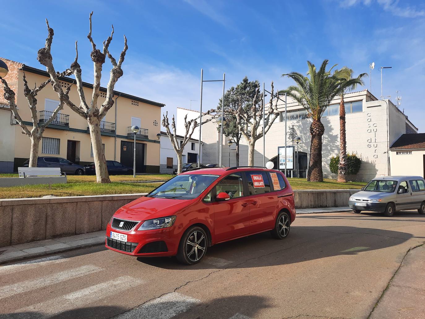 Comerciantes y hosteleros de Miajadas, tanto empresarios como sus trabajadores, continúan luchando por sus derechos, puesto que ambos sectores se han visto directamente afectados por la situación sanitaria de la Covid-19, que ha llevado al cierre de los negocios considerados 'no esenciales' para intentar controlar los contagios. Algunos incluso se han visto obligados a cerrar definitivamente. Cada día, desde el pasado 7 de enero, profesionales y vecinos realizan caceroladas a las 12 del mediodía como protesta ante esta situación. El pasado 19 de enero llevaron a cabo la primera caravana reivindicativa 'Ingresos 0 Impuestos 0', repitiéndola este martes 2 de febrero. Aunque el comercio menor de 400 metros cuadrados y el mercadillo ambulante pueden abrir desde el 29 de enero en horario y aforo limitado, lo cierto es que la hostelería continúa cerrada, así como los establecimientos que no cumplen las condiciones establecidas. Por ello, la Asociación de Comerciantes y Empresarios de Miajadas y Comarca continúa su lucha, defendiendo que ellos no son culpables. 