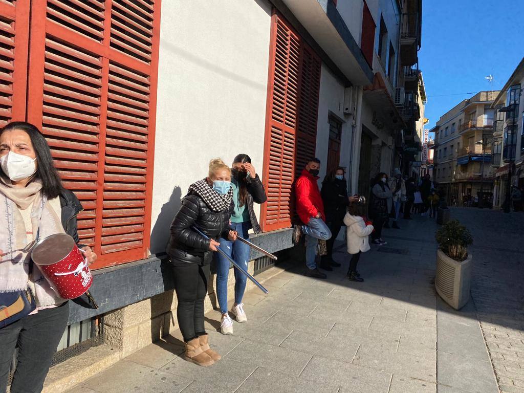 Comerciantes y hosteleros de Miajadas, tanto empresarios como sus trabajadores, continúan luchando por sus derechos, puesto que ambos sectores se han visto directamente afectados por la situación sanitaria de la Covid-19, que ha llevado al cierre de los negocios considerados 'no esenciales' para intentar controlar los contagios. Algunos incluso se han visto obligados a cerrar definitivamente. Cada día, desde el pasado 7 de enero, profesionales y vecinos realizan caceroladas a las 12 del mediodía como protesta ante esta situación. El pasado 19 de enero llevaron a cabo la primera caravana reivindicativa 'Ingresos 0 Impuestos 0', repitiéndola este martes 2 de febrero. Aunque el comercio menor de 400 metros cuadrados y el mercadillo ambulante pueden abrir desde el 29 de enero en horario y aforo limitado, lo cierto es que la hostelería continúa cerrada, así como los establecimientos que no cumplen las condiciones establecidas. Por ello, la Asociación de Comerciantes y Empresarios de Miajadas y Comarca continúa su lucha, defendiendo que ellos no son culpables. 