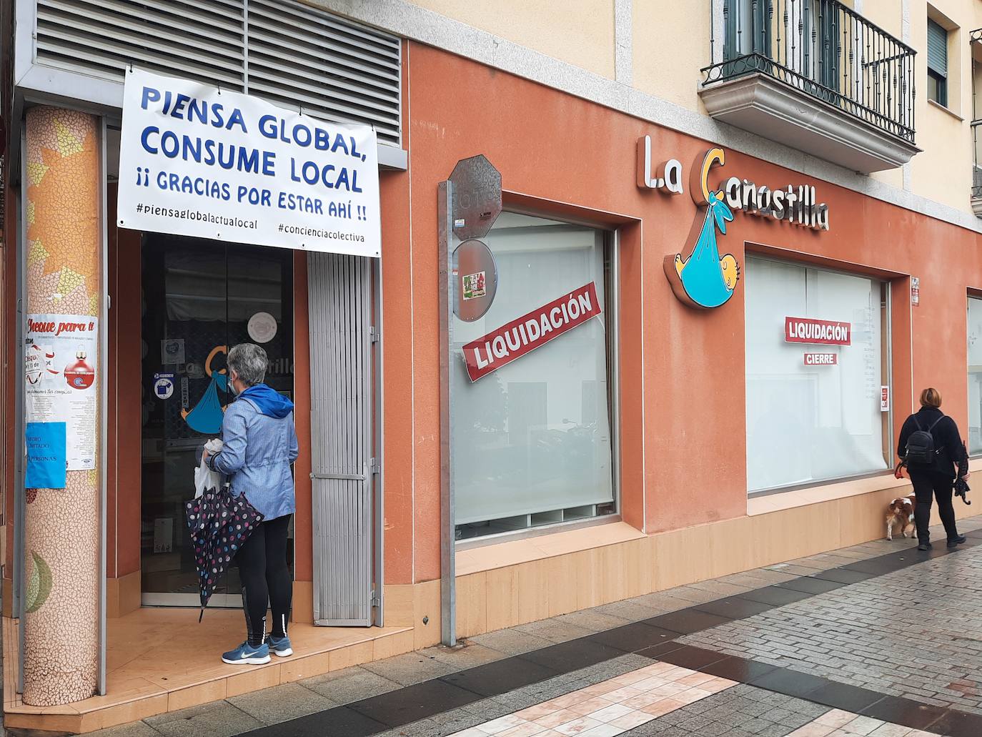 Comerciantes y hosteleros de Miajadas, tanto empresarios como sus trabajadores, continúan luchando por sus derechos, puesto que ambos sectores se han visto directamente afectados por la situación sanitaria de la Covid-19, que ha llevado al cierre de los negocios considerados 'no esenciales' para intentar controlar los contagios. Algunos incluso se han visto obligados a cerrar definitivamente. Cada día, desde el pasado 7 de enero, profesionales y vecinos realizan caceroladas a las 12 del mediodía como protesta ante esta situación. El pasado 19 de enero llevaron a cabo la primera caravana reivindicativa 'Ingresos 0 Impuestos 0', repitiéndola este martes 2 de febrero. Aunque el comercio menor de 400 metros cuadrados y el mercadillo ambulante pueden abrir desde el 29 de enero en horario y aforo limitado, lo cierto es que la hostelería continúa cerrada, así como los establecimientos que no cumplen las condiciones establecidas. Por ello, la Asociación de Comerciantes y Empresarios de Miajadas y Comarca continúa su lucha, defendiendo que ellos no son culpables. 