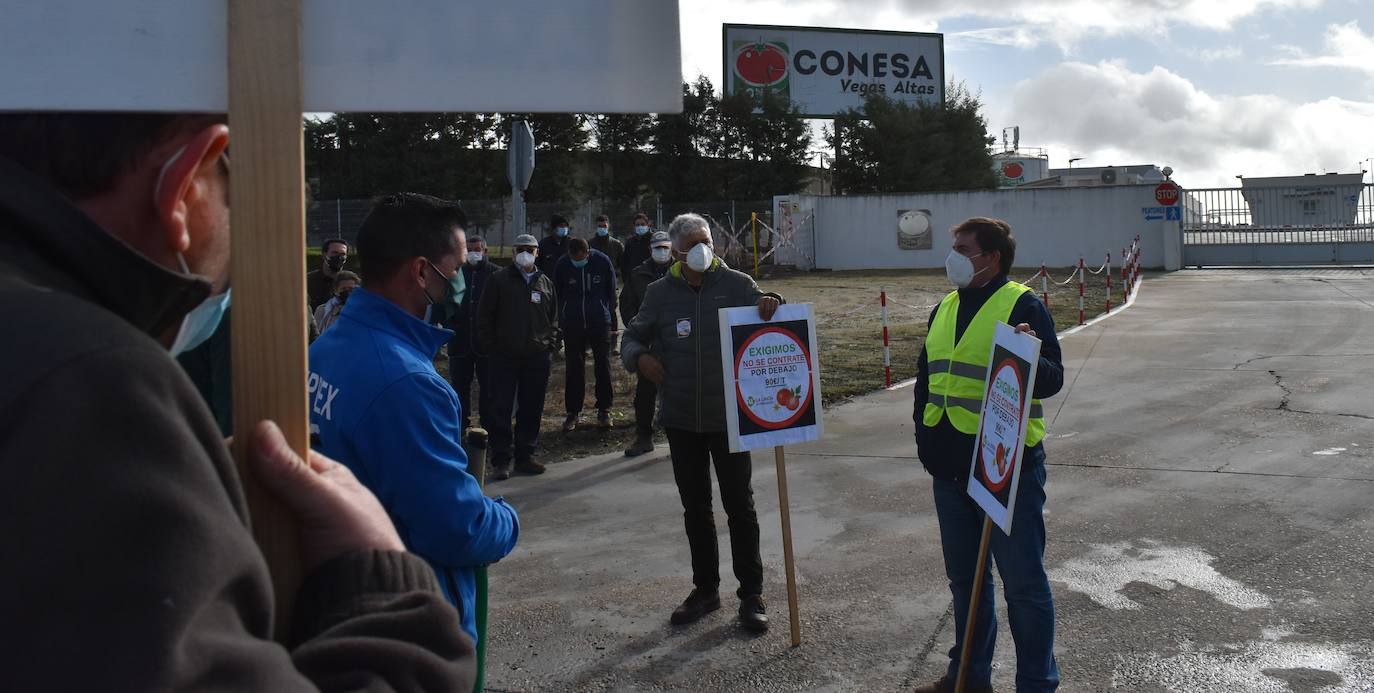 Denuncian que este grupo empresarial es quien decide el precio a pagar en el sector 