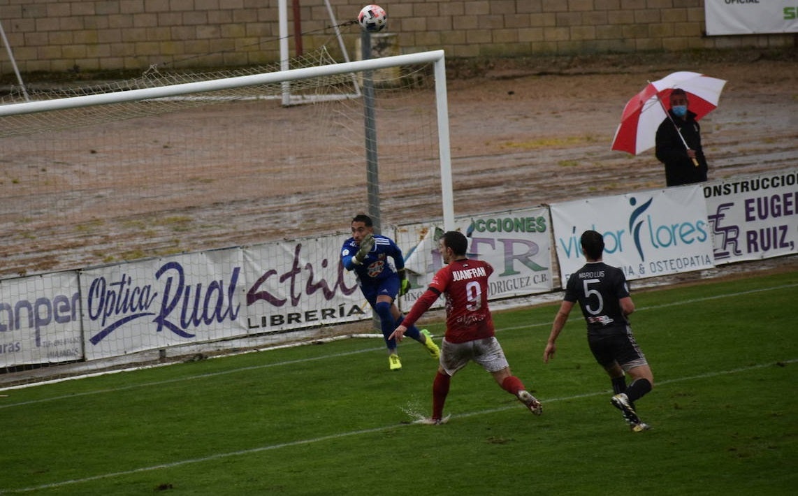 Juanfran, entre Mario y Carlos, intenta rematar 