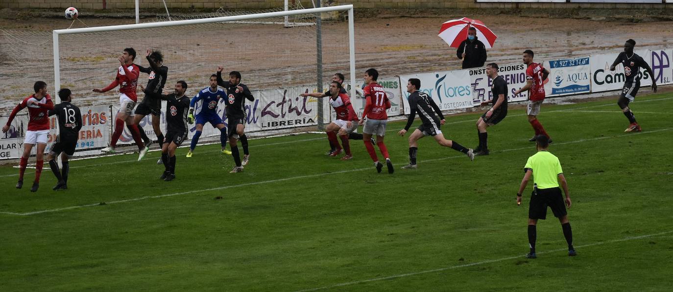 Ramiro y Mateos saltan a por el balón al saque de córner 