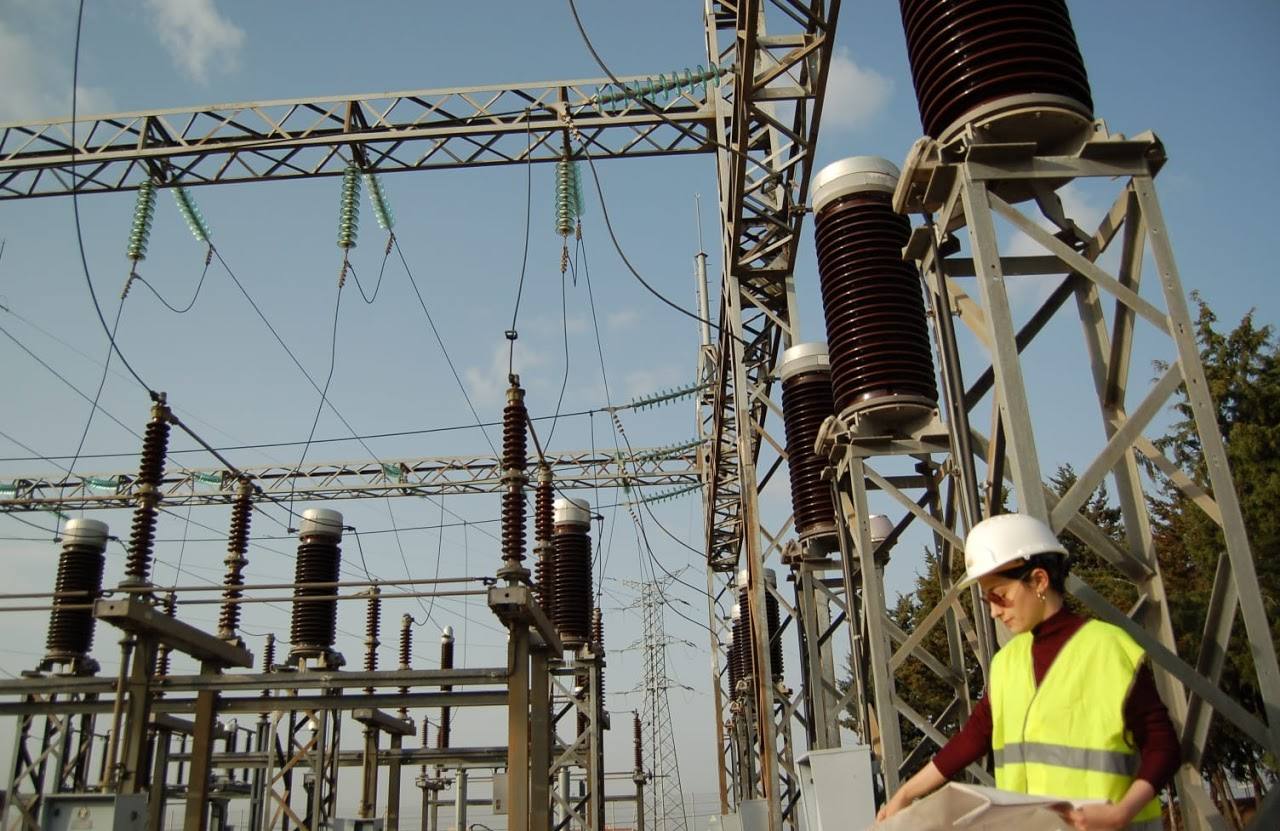 Un total de 33 imágenes muestran la esencia femenina: raza, valentía, experiencia, ahínco, esperanza, entusiasmo, añoranza, ángel, soñadora, libre, luchadora, risueña,... pero sobre todo, mujer. 