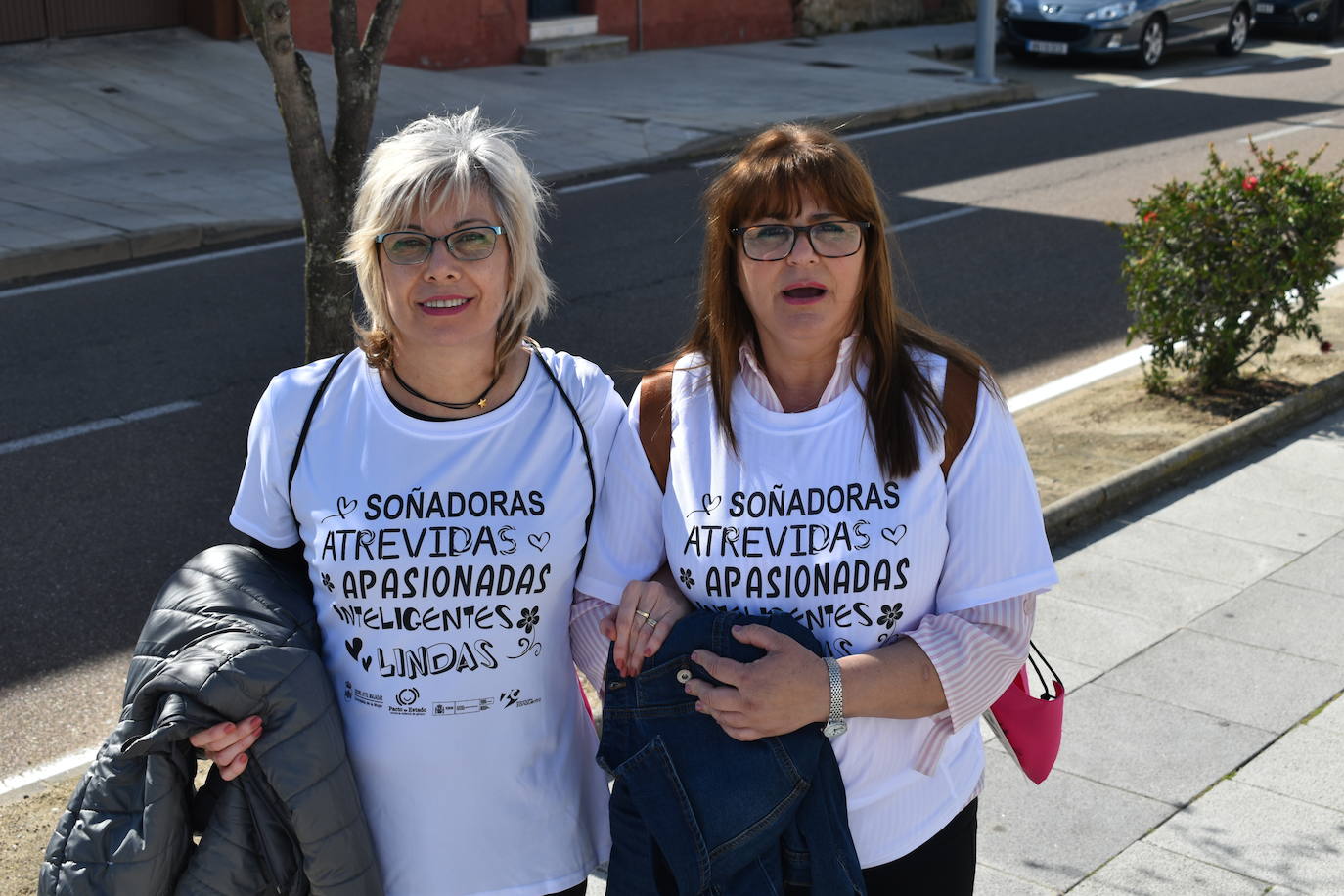 Participantes de la marcha del pasado año 2020 con la camiseta en honor a la mujer 