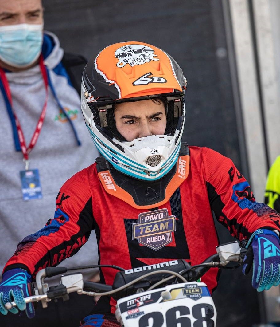 Samuel Tapia con su padre, Juan Manuel Tapia, de fondo 