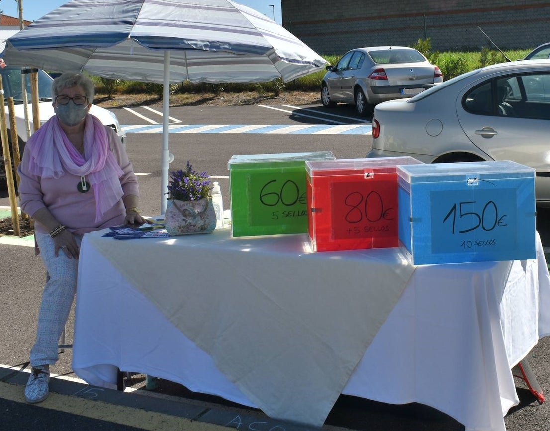 El sol, las altas temperaturas y las buenas compra-ventas pusieron la guinda a la Campaña del Stock en Miajadas. Vecinos y visitantes se animaron a dar un paseo por la zona del mercadillo donde el domingo se instalaron un total de 18 comerciantes de la localidad, quienes a su vez pasaron un gran día en familia. Ropa y calzado para todas las edades, complementos, artículos de decoración, muebles, productos de herboristería, jardinería, todo para las mascotas, aperitivos,.... Durante la jornada entregaron el cheque de 10 euros y al final de ella sortearon en directo los tres cheques de 60, 80 y 150 euros entre los clientes. 