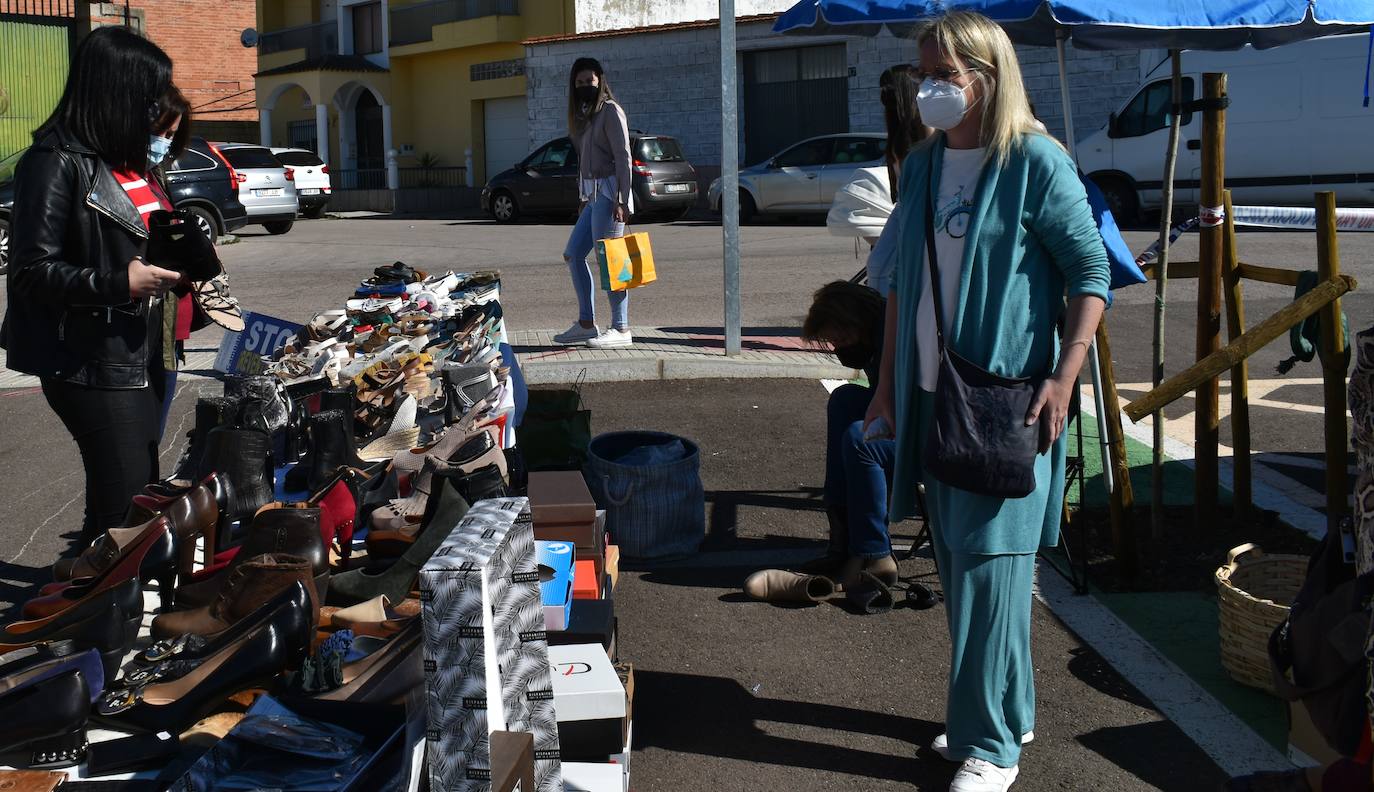 El sol, las altas temperaturas y las buenas compra-ventas pusieron la guinda a la Campaña del Stock en Miajadas. Vecinos y visitantes se animaron a dar un paseo por la zona del mercadillo donde el domingo se instalaron un total de 18 comerciantes de la localidad, quienes a su vez pasaron un gran día en familia. Ropa y calzado para todas las edades, complementos, artículos de decoración, muebles, productos de herboristería, jardinería, todo para las mascotas, aperitivos,.... Durante la jornada entregaron el cheque de 10 euros y al final de ella sortearon en directo los tres cheques de 60, 80 y 150 euros entre los clientes. 